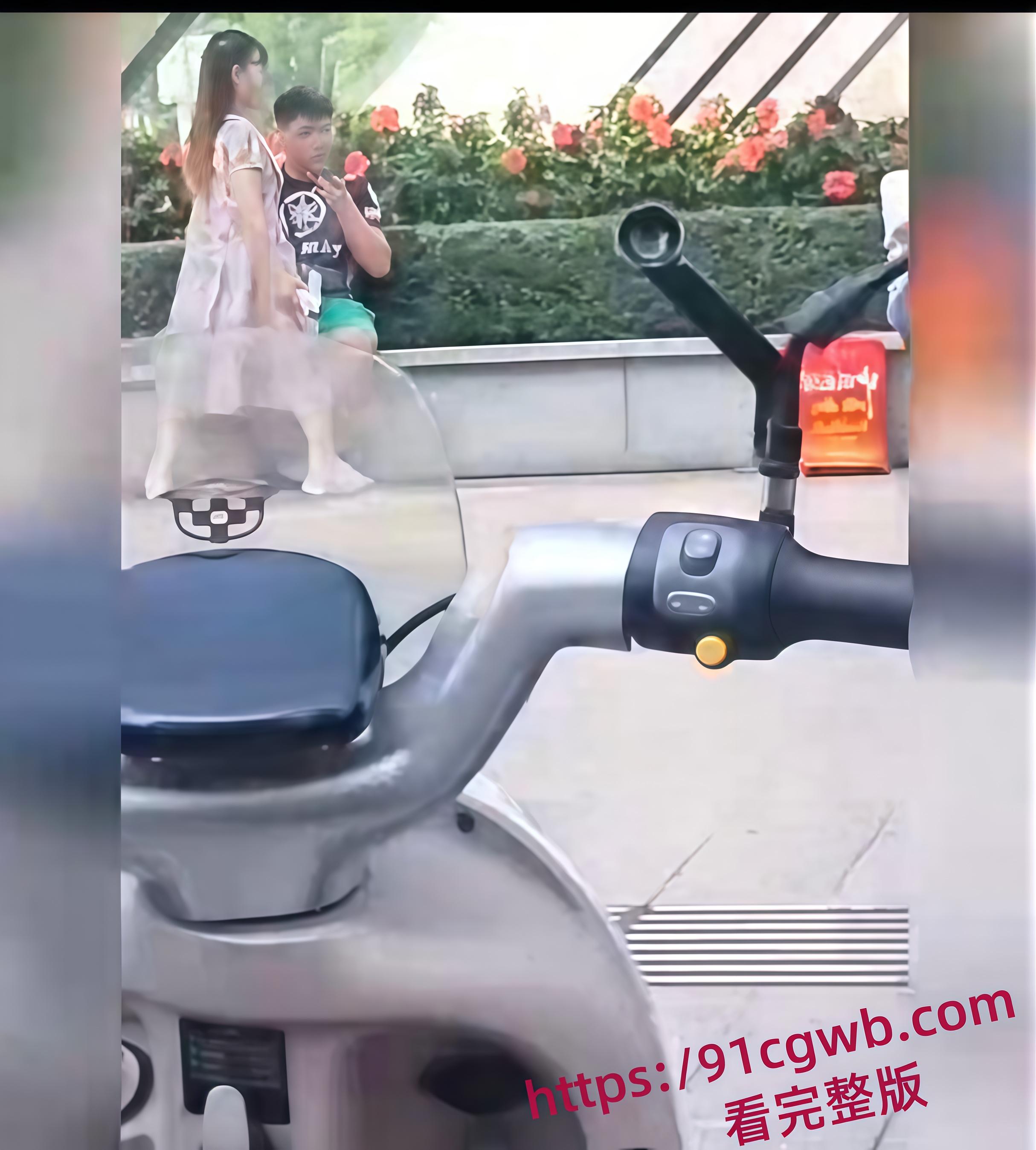 不想努力的小伙与阿姨 阿姨x欲爆棚忍不住当众自摸 俩人直接在公园长椅上手活互撸