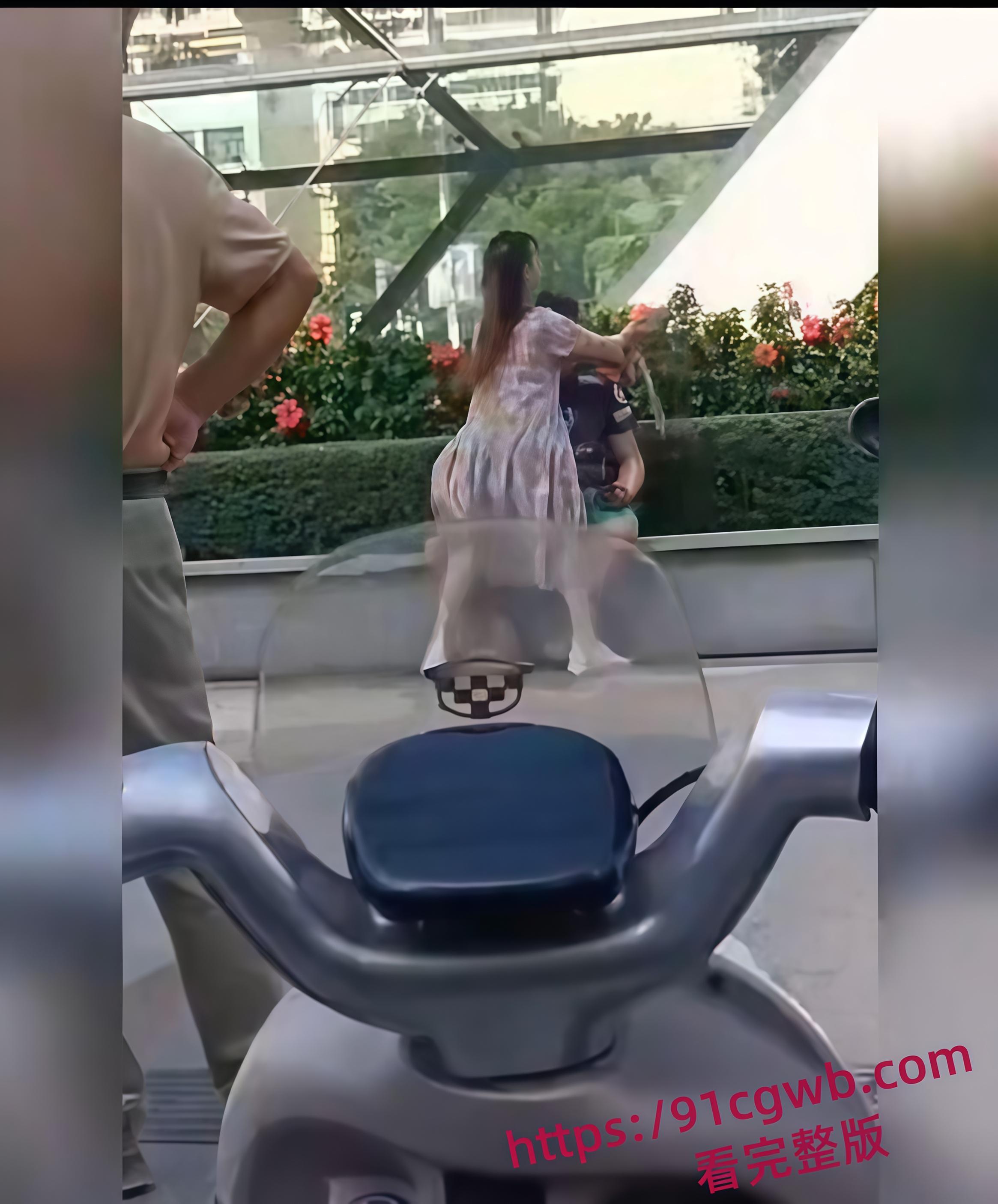 不想努力的小伙与阿姨 阿姨x欲爆棚忍不住当众自摸 俩人直接在公园长椅上手活互撸