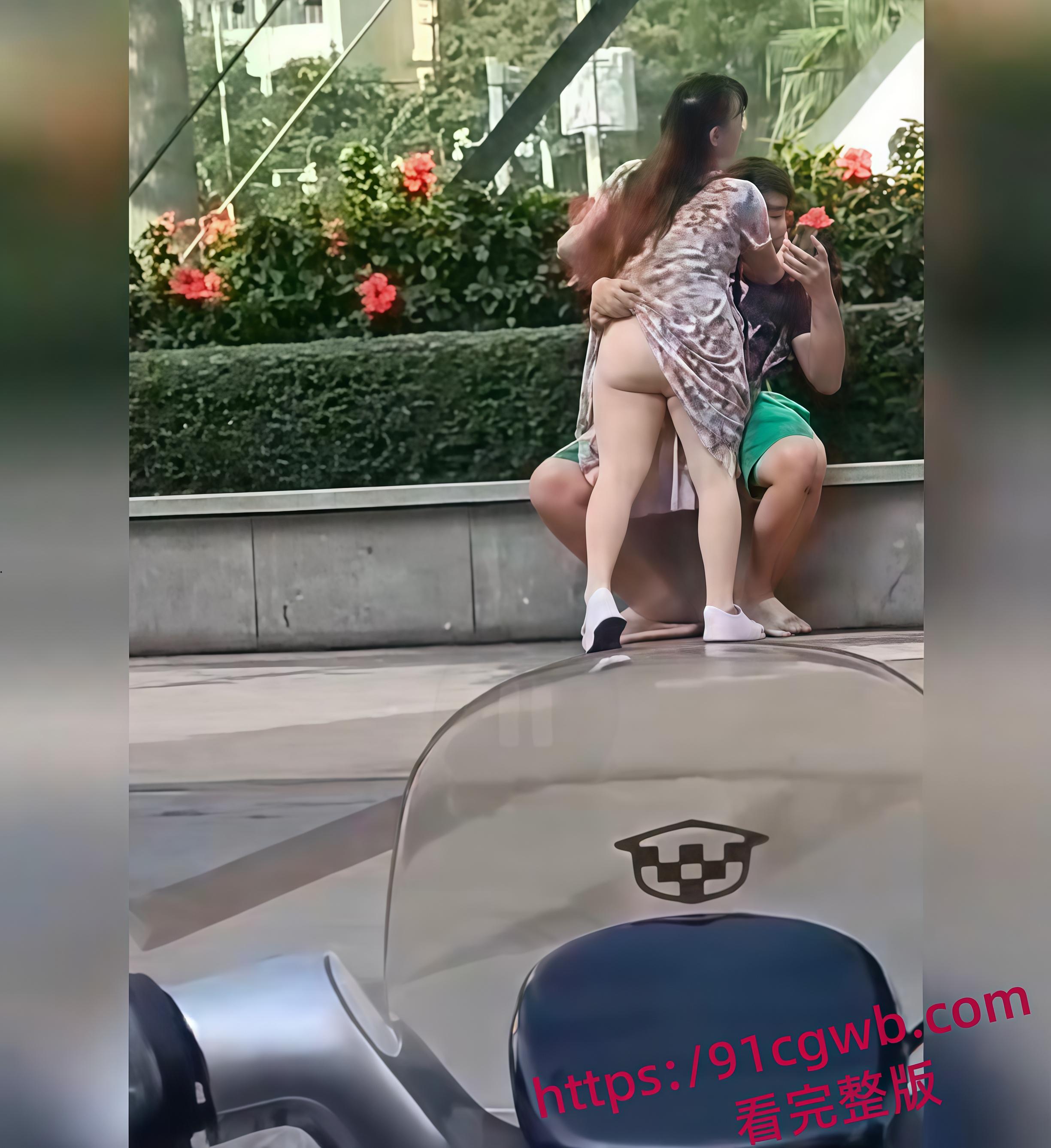 不想努力的小伙与阿姨 阿姨x欲爆棚忍不住当众自摸 俩人直接在公园长椅上手活互撸