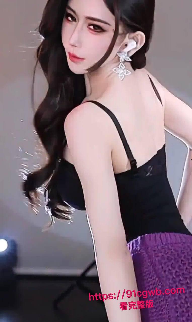 虎牙高颜值巨乳女神 桃一 铁笼狂欢视频流出：口球塞嘴在铁笼里裸舞摇奶，给假鸡巴乳交真是骚到骨子里