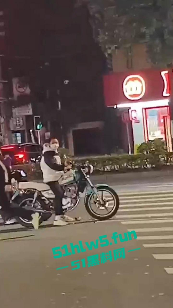 重口血腥场面慎点！广东普宁cw电竞社精神小伙线下真实暴砍对手致皮开肉绽。