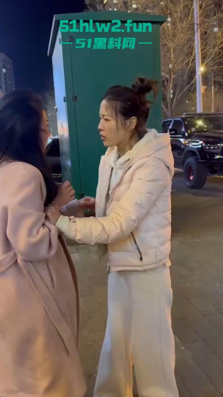 河南嘴硬小三频繁发微信勾引有妇之夫诉说骚逼的孤苦，原配怼拍暴打后发抖音曝光。-4