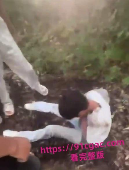 江西省万载校园霸凌事件，精神小妹脱衣羞辱女孩 男孩被群殴脸肿