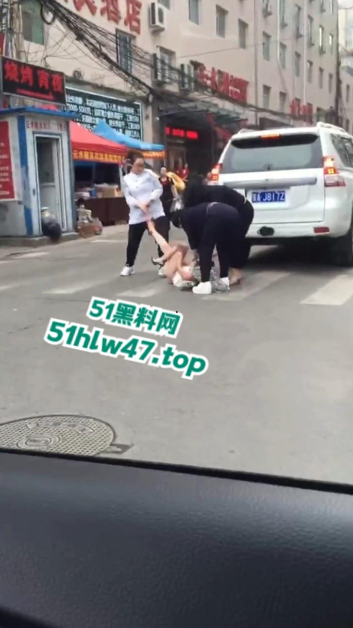 陕西太原抓小三现场，大妈带着三位姐妹当街抓小三，大街上边打边脱不得不说小三身材的确很赞。