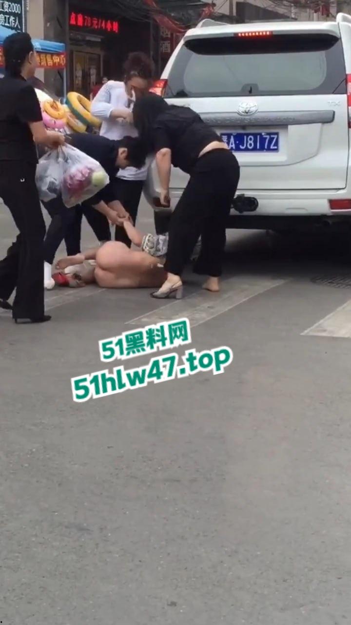 陕西太原抓小三现场，大妈带着三位姐妹当街抓小三，大街上边打边脱不得不说小三身材的确很赞。-6
