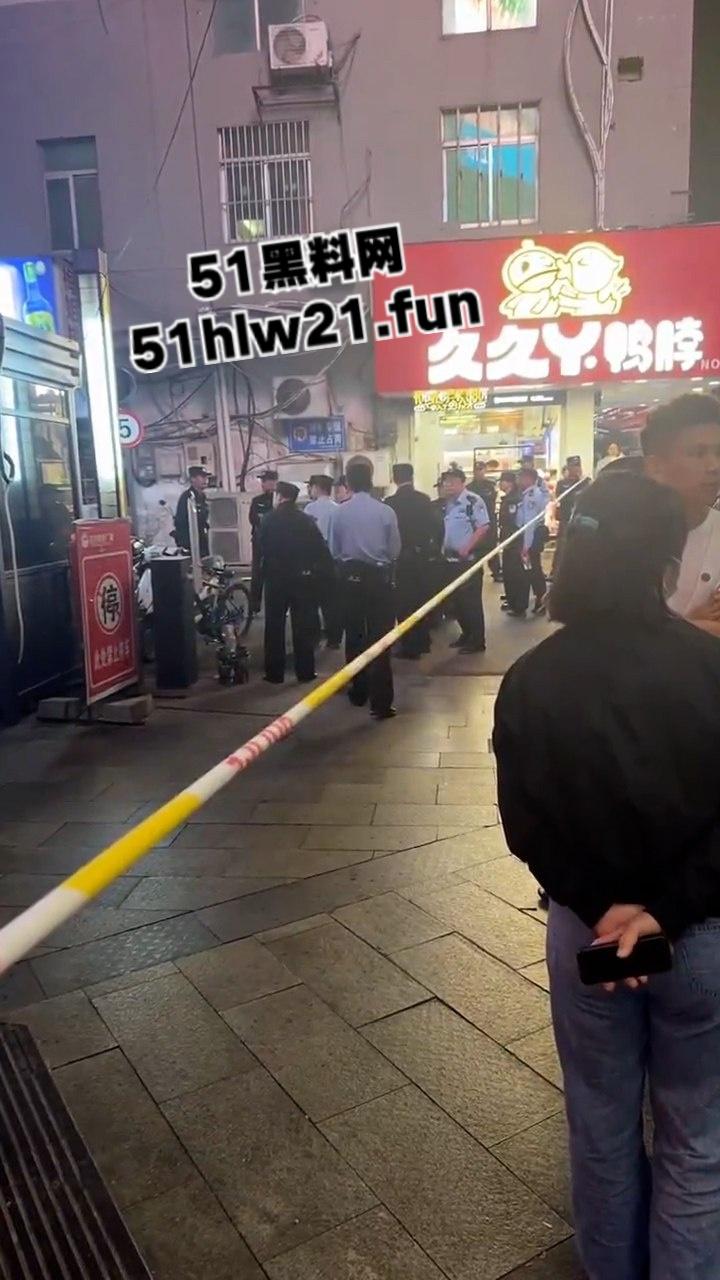 无码血腥慎入！安徽无为久久鸭鸭脖老板与人发生口角，被砍下脑袋当球踢，脑浆流泄一地。-2