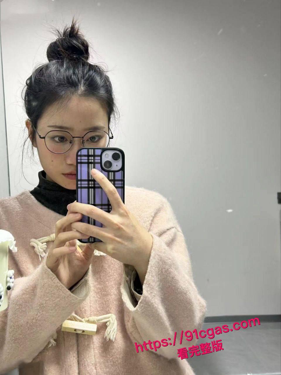 校园清纯校花李琦杉，表面光鲜亮丽，私下却被金主包养，化身调教玩物！