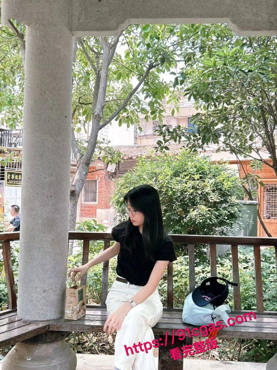 校园清纯校花李琦杉，表面光鲜亮丽，私下却被金主包养，化身调教玩物！