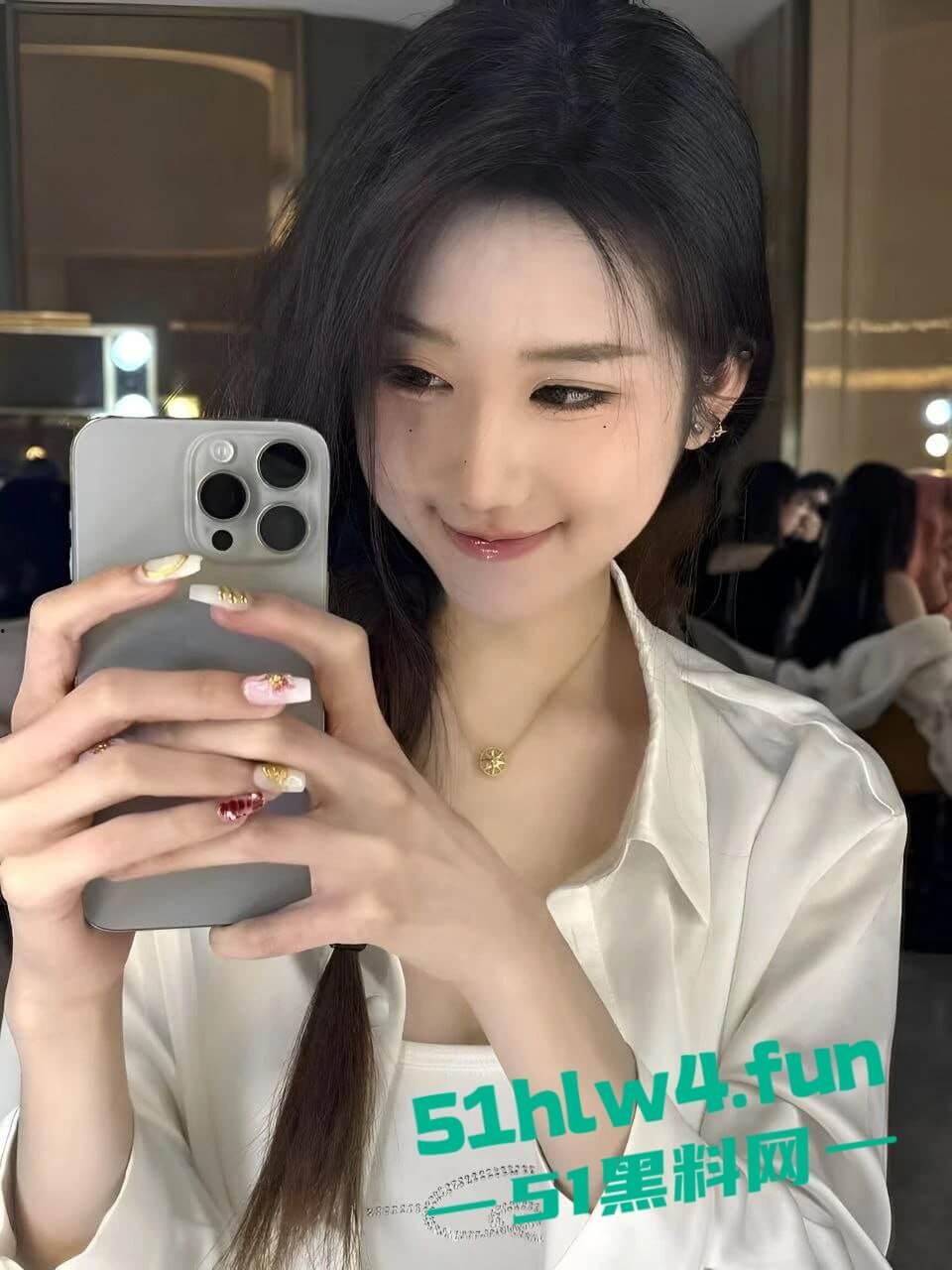 重庆大学超高颜值学妹【徐紫茵】平时看着生人勿进的样子，私下和男友性爱视频遭曝光！