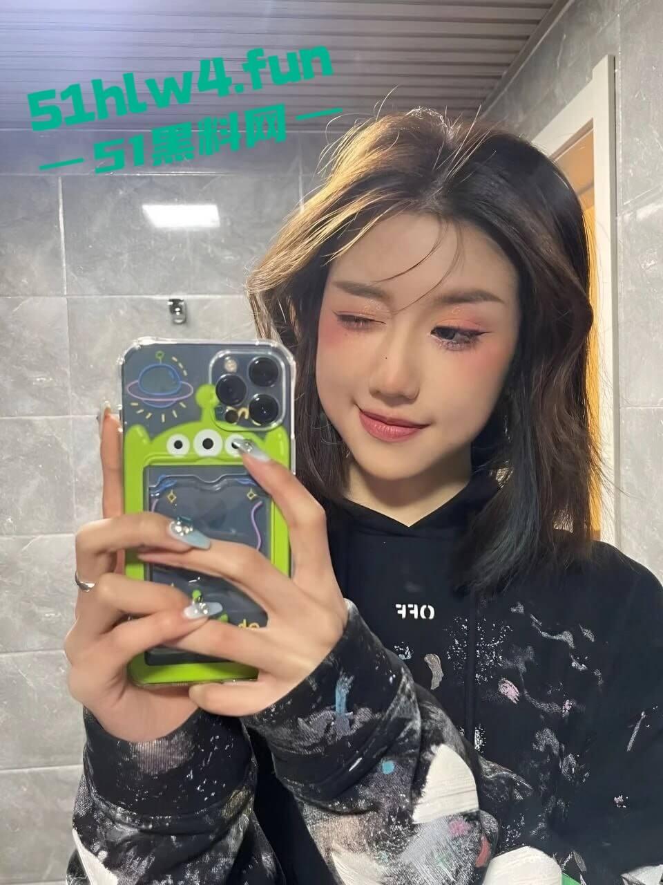 重庆大学超高颜值学妹【徐紫茵】平时看着生人勿进的样子，私下和男友性爱视频遭曝光！