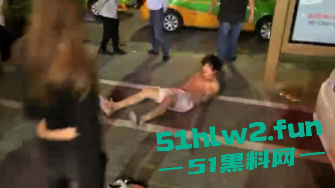 广东醉酒男子喝多，叫来三个妹子嫖娼，结果就操了一个，还是只插几下当场秒射，事后不给钱给妹子围殴！