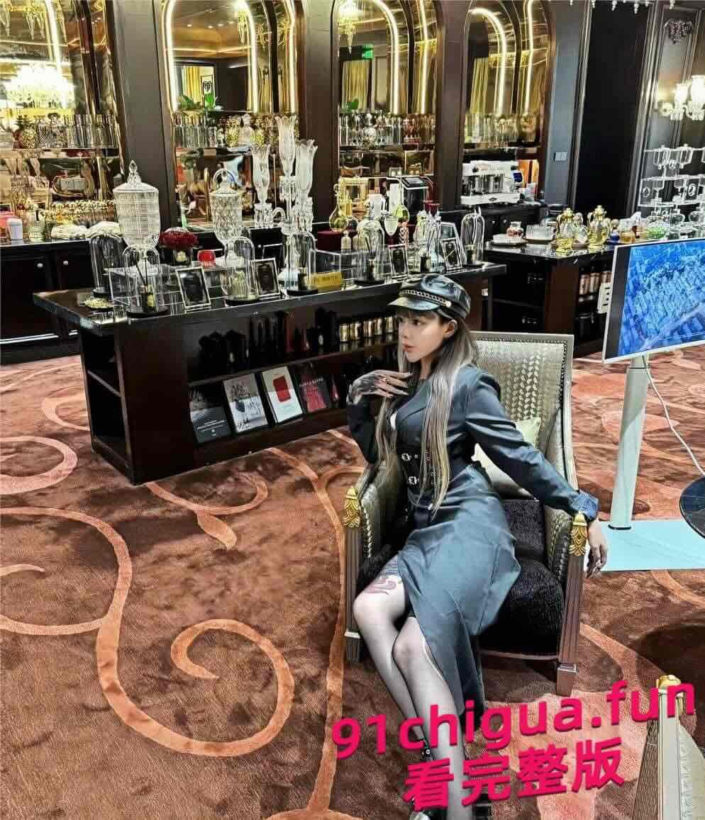 超高颜值纹身女王王小雨被被爆受虐性瘾，性感制服诱惑搭配黑丝性爱视频流出惊爆网络！