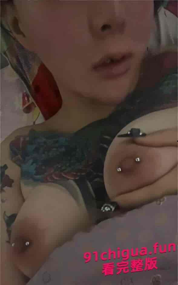 超高颜值纹身女王王小雨被被爆受虐性瘾，性感制服诱惑搭配黑丝性爱视频流出惊爆网络！