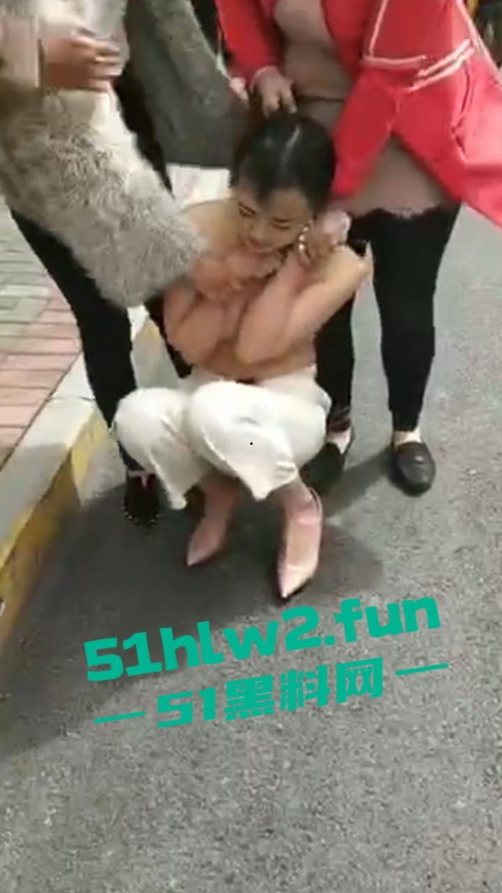 河南服装店长当小三，被原配带姐妹围堵当众扒光衣服，拿出剪刀剪头发颜值身材相当奈斯啊。