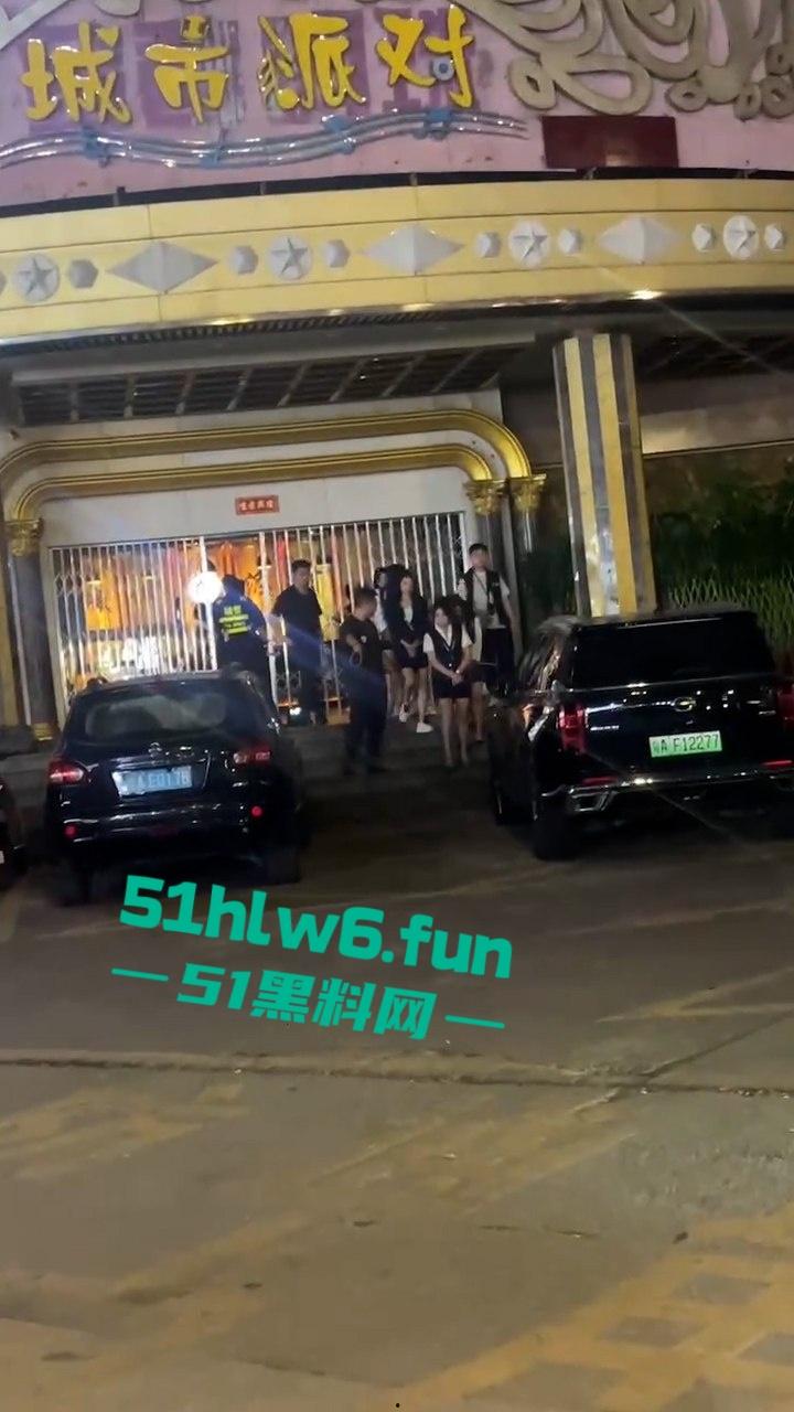 广州城市派对突击扫黄带走一群骚逼老鸨和嫖客，夜店公主排队上车心酸又好笑。