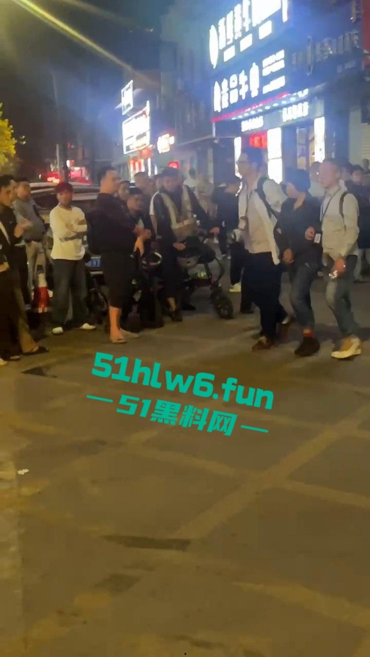 广州城市派对突击扫黄带走一群骚逼老鸨和嫖客，夜店公主排队上车心酸又好笑。-4