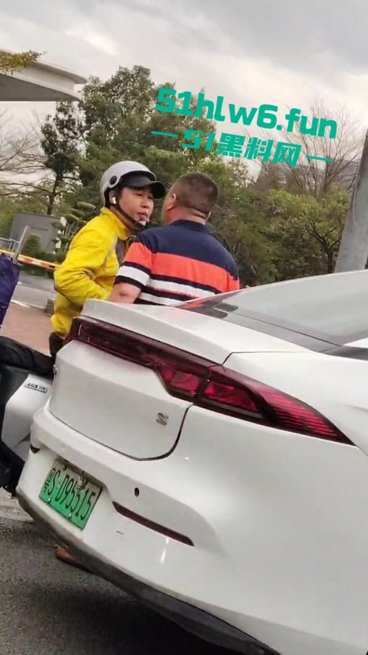 广东东莞网约车路怒哥，下车辱骂外卖员后备箱掏出铁棍，结果只是虚张声势吓唬人死活不敢动手。