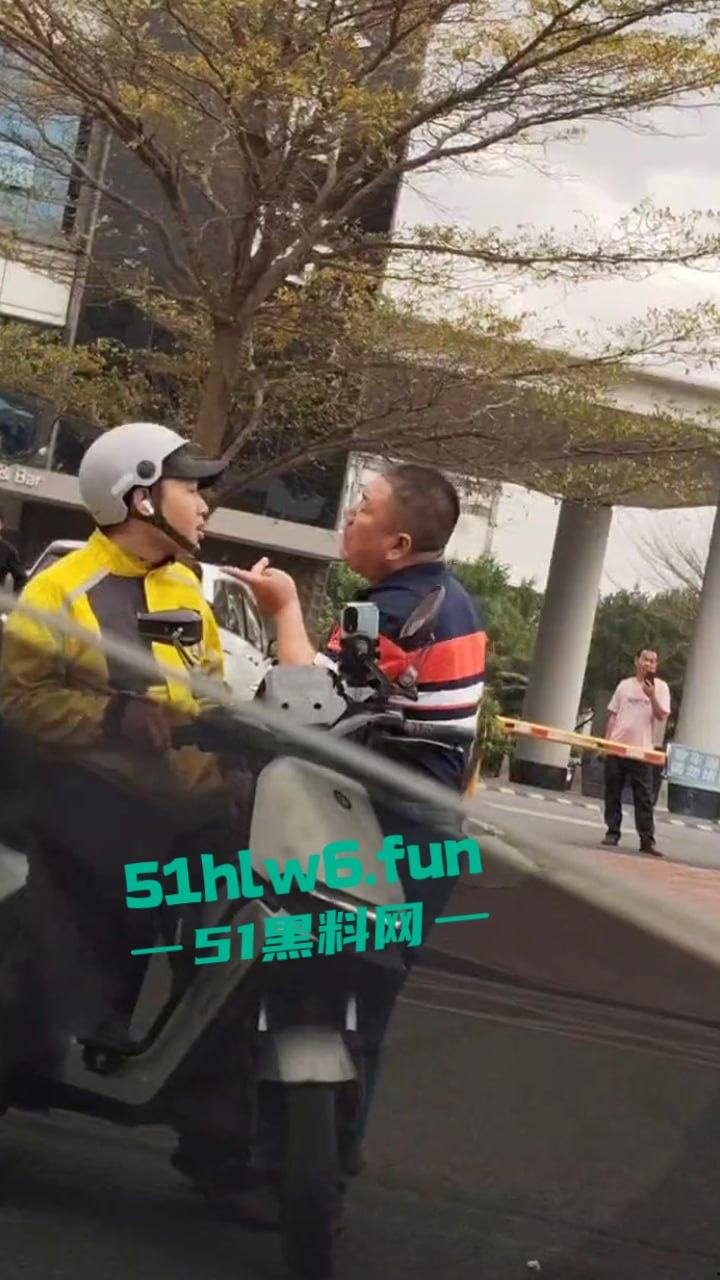 广东东莞网约车路怒哥，下车辱骂外卖员后备箱掏出铁棍，结果只是虚张声势吓唬人死活不敢动手。