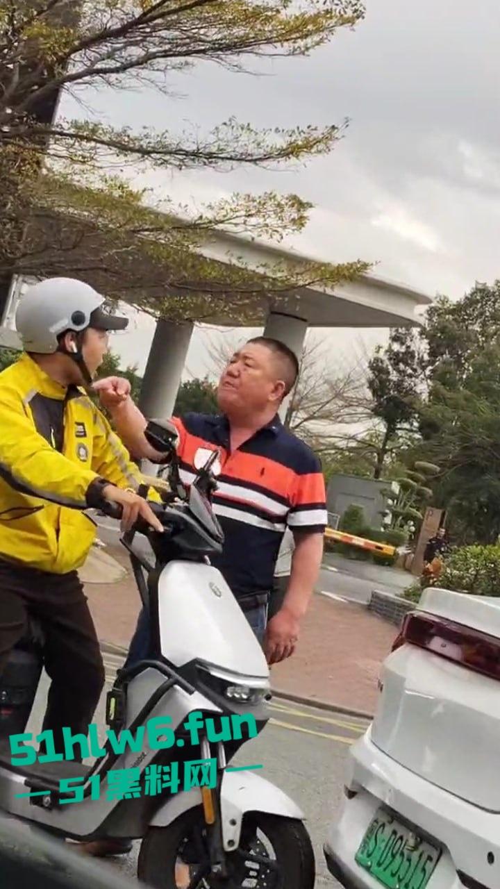 广东东莞网约车路怒哥，下车辱骂外卖员后备箱掏出铁棍，结果只是虚张声势吓唬人死活不敢动手。-5
