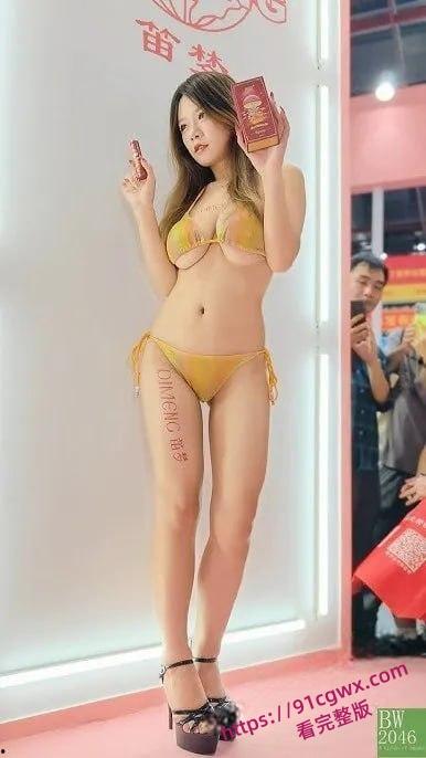 广州成人展美女云集福利姬当众舔奶，美女云集火辣开场