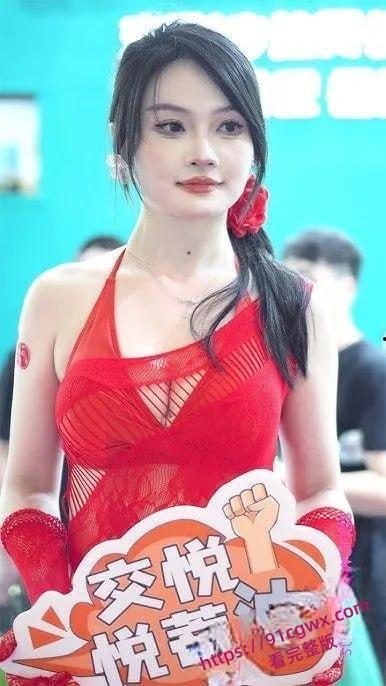 广州成人展美女云集福利姬当众舔奶，美女云集火辣开场