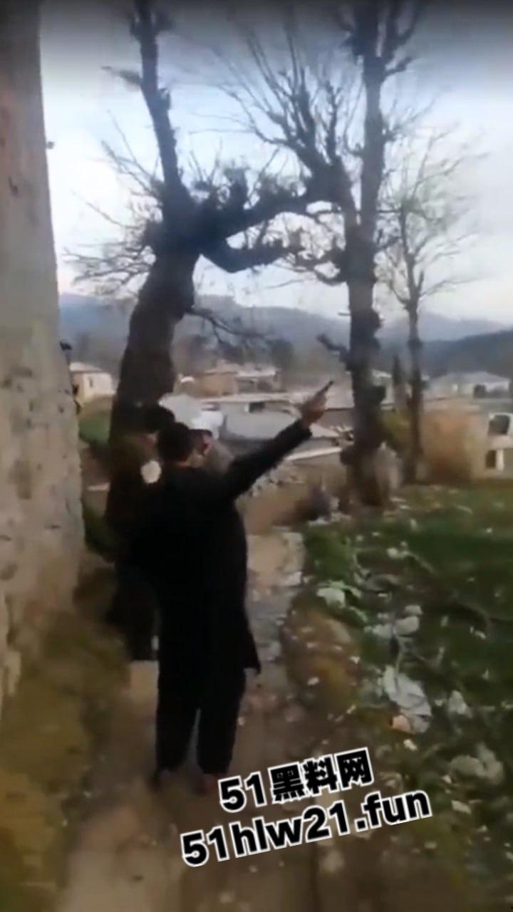 巴基斯坦爆头事件，村民体验刚到的手枪结果遭猪队友走火爆头，男子当场去世。