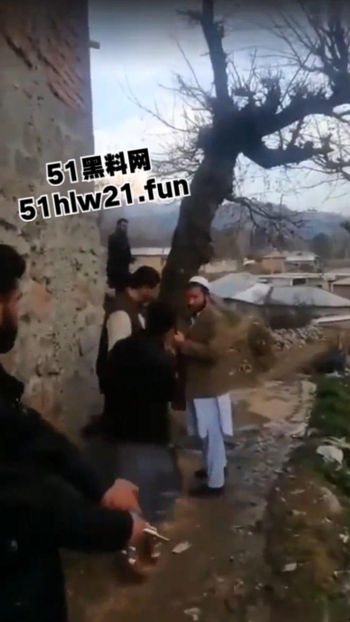 巴基斯坦爆头事件，村民体验刚到的手枪结果遭猪队友走火爆头，男子当场去世。