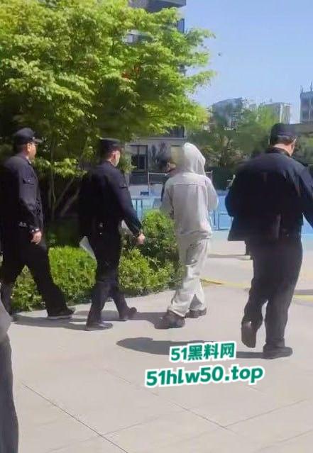 抖音2000W粉丝大咖网红【刀小刀】欠钱不还，还怂恿粉丝到别人店里拉屎，警察从公寓带走画面曝光！