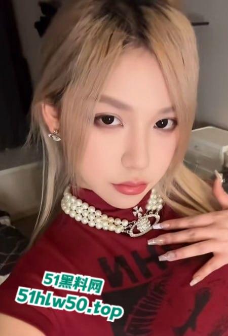 抖音2000W粉丝大咖网红【刀小刀】欠钱不还，还怂恿粉丝到别人店里拉屎，警察从公寓带走画面曝光！