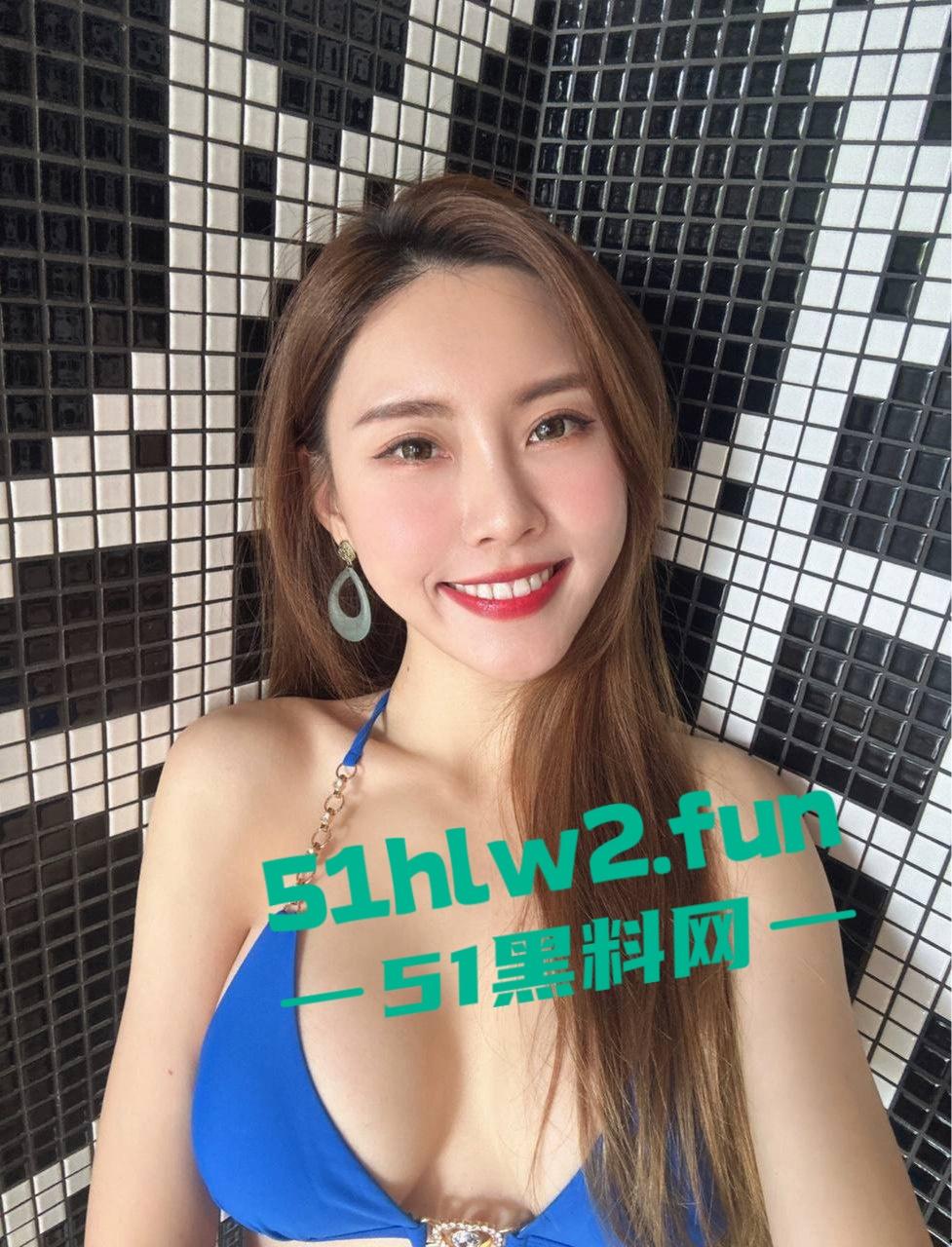 台北老模【Queenie】逆风翻盘，从假奶到写真平台，风衣吊带袜开腿高铁露底，老公心大送妻给全网撸到血尿！