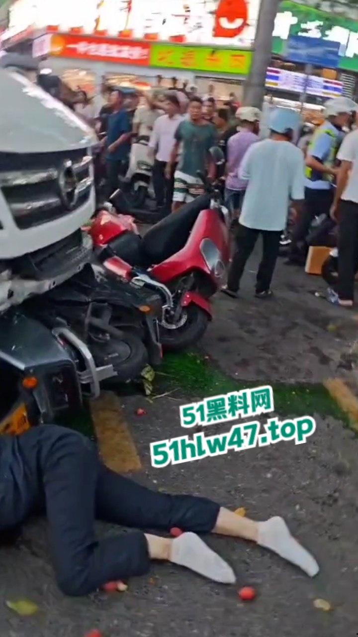 海南三亚金鸡岭路口惊现马路杀手，60岁大妈开货车撞飞一堆电驴和行人，现场十分凄惨混乱！