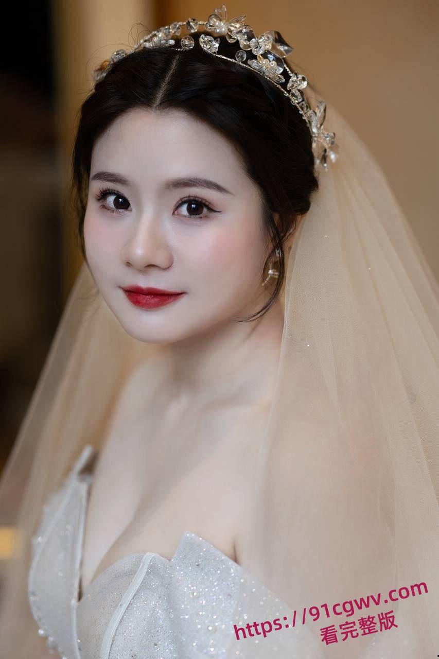 刚结婚就偷情的反差少妇刘启意在自己的家给老公戴绿帽 一个月被操了9次 淫荡至极！