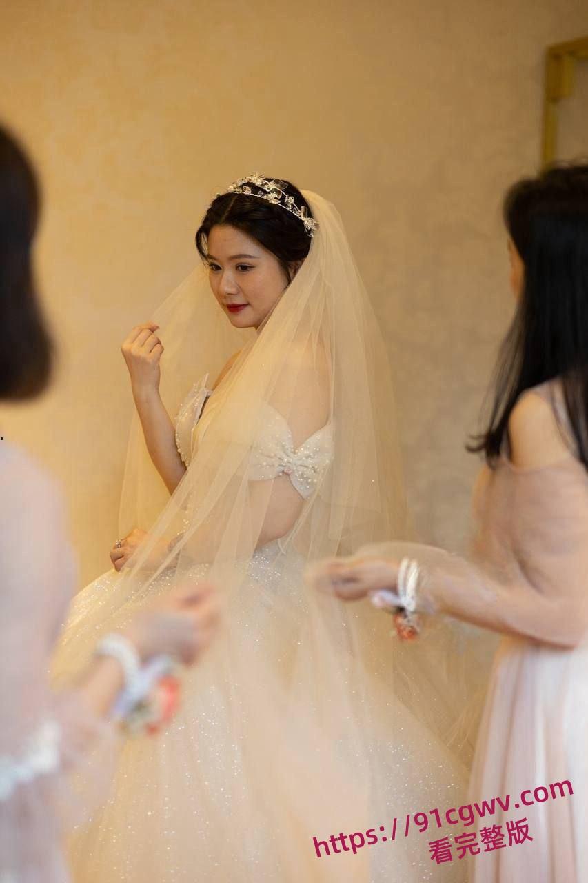 刚结婚就偷情的反差少妇刘启意在自己的家给老公戴绿帽 一个月被操了9次 淫荡至极！