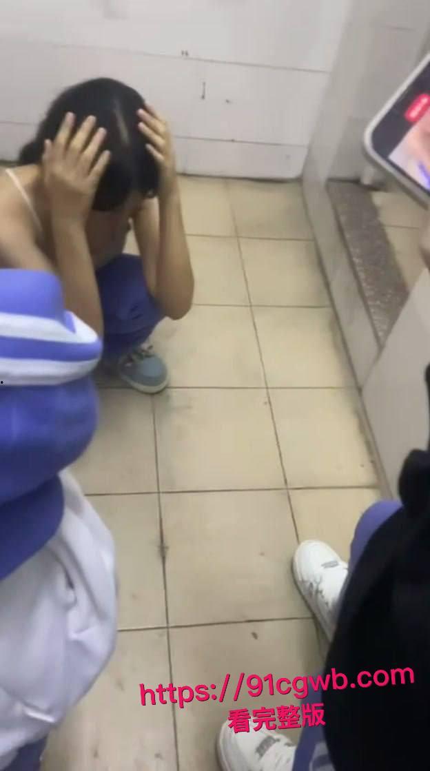 广东汕头龙湖区中学校园霸凌惊魂！一群精神小妹暴打内向乖乖女