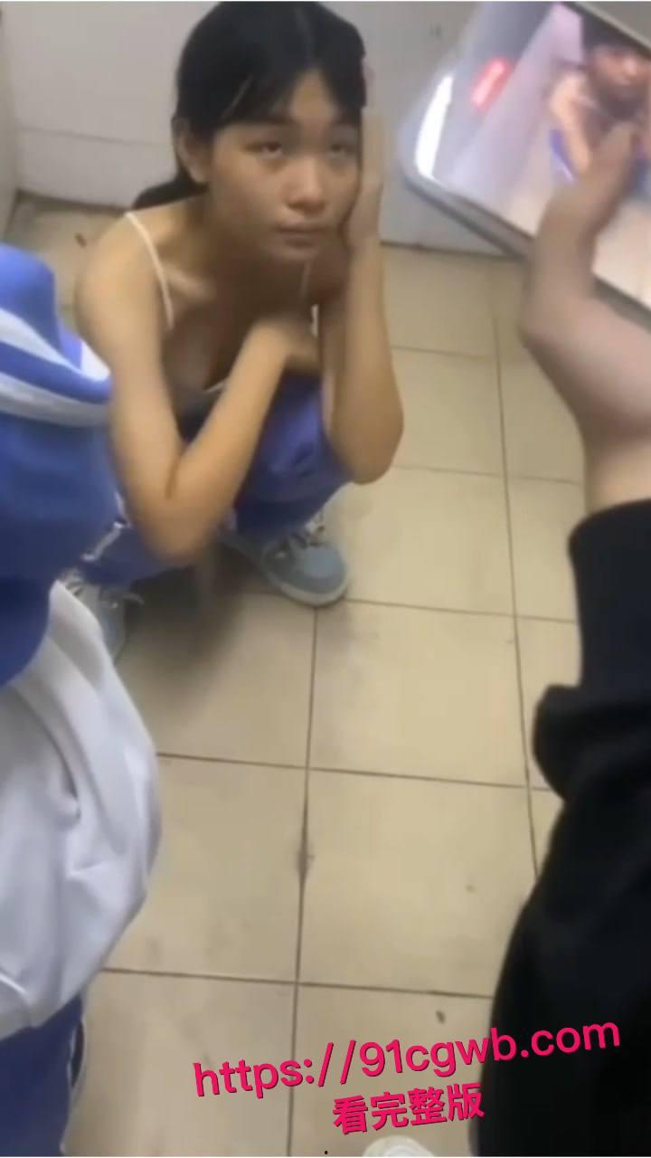 广东汕头龙湖区中学校园霸凌惊魂！一群精神小妹暴打内向乖乖女-4