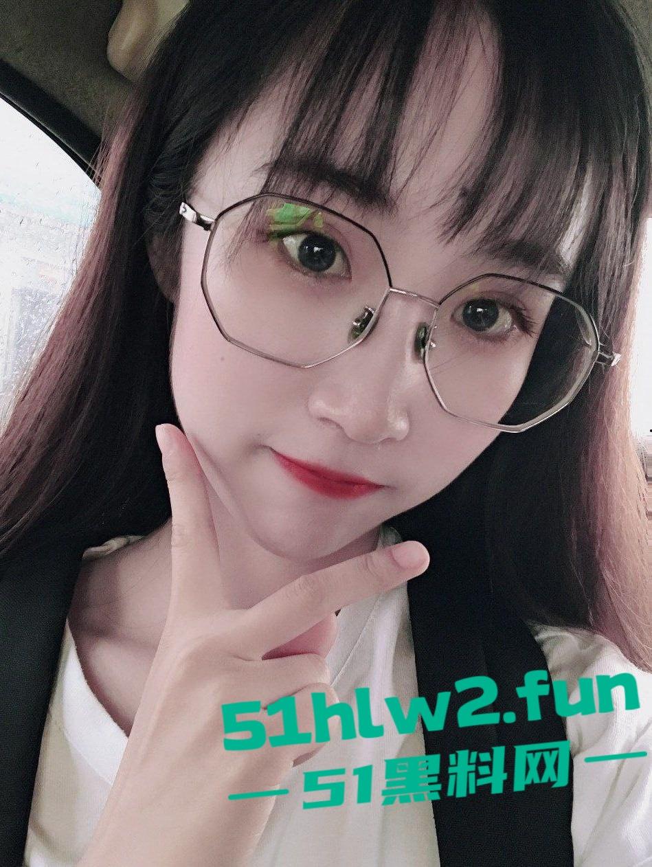 山西眼镜妹【赵悦】白净身材绝了，丝袜一穿，粉嫩小穴一掰开，鸡巴直接硬到天花板！-8