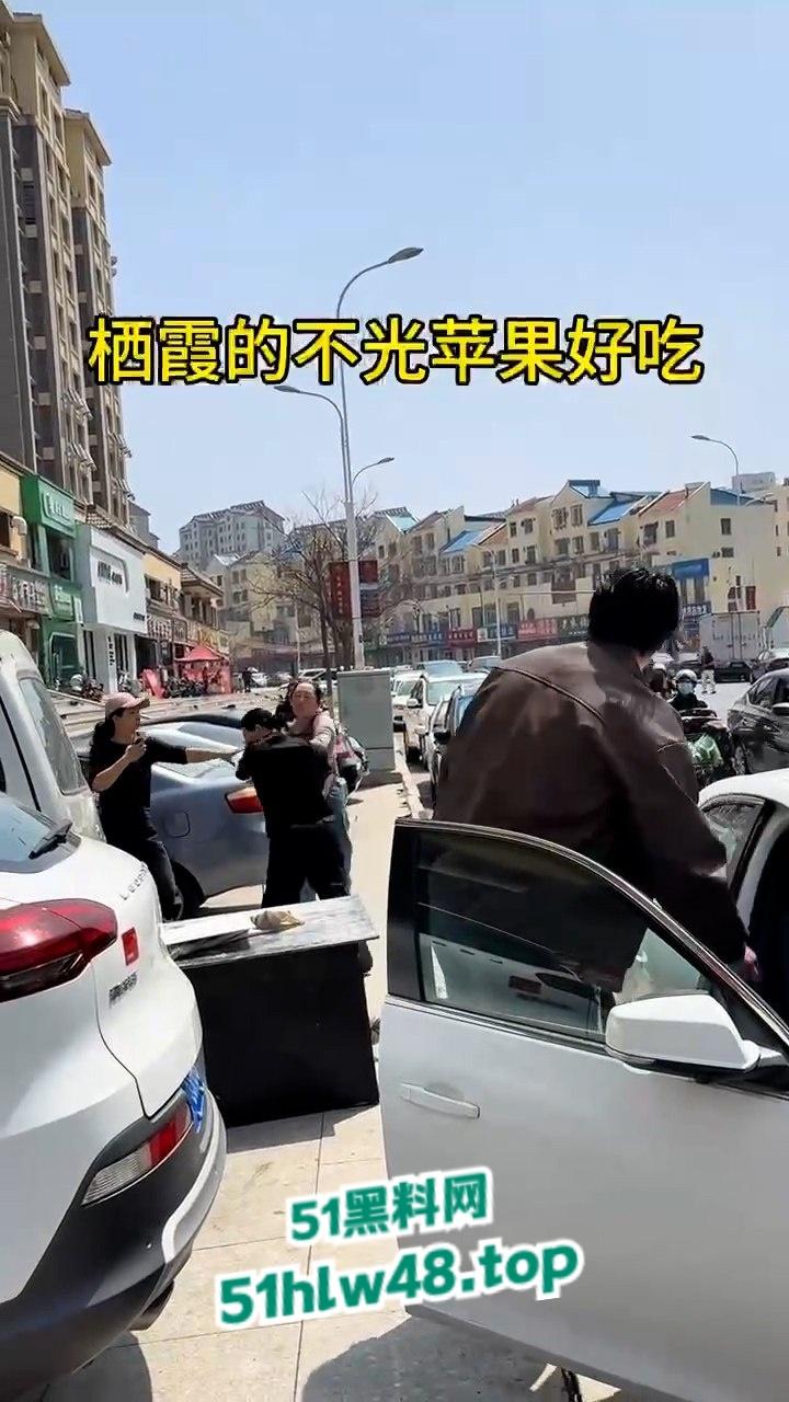 山东栖霞甜品店老板娘当街撕逼无耻小三，出轨男吓得躲车里不敢出来全程龟缩。
