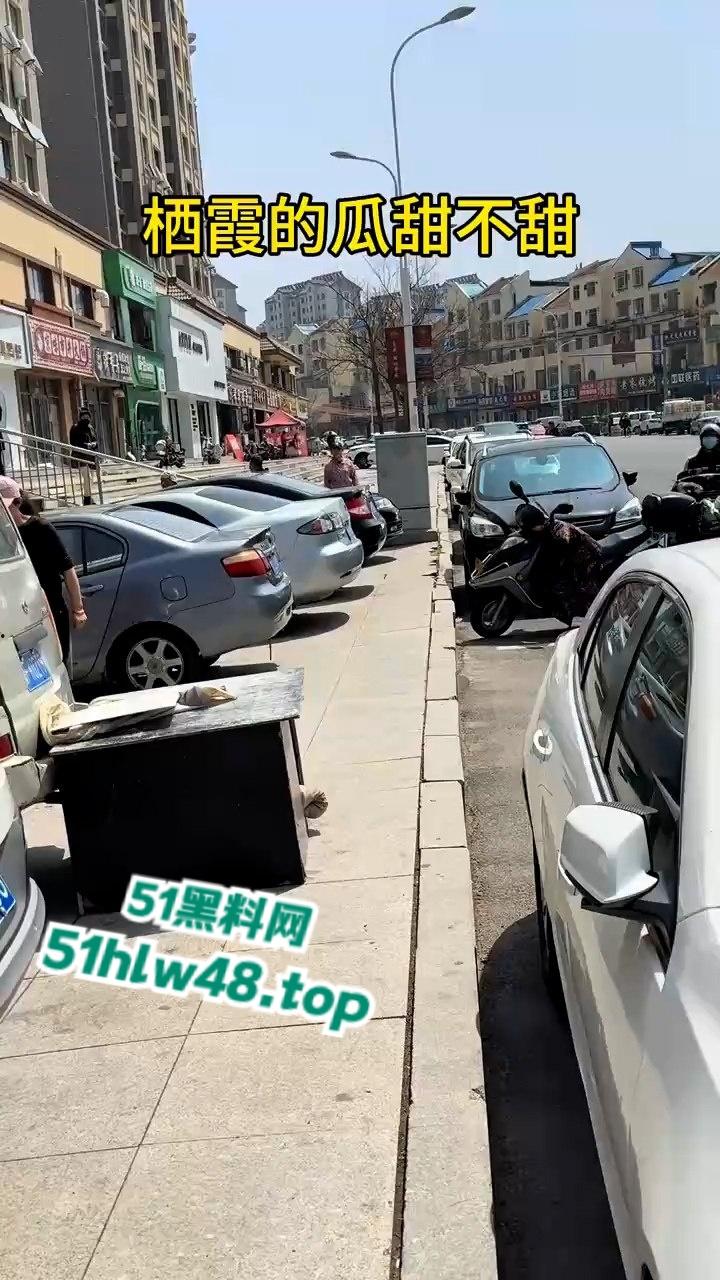 山东栖霞甜品店老板娘当街撕逼无耻小三，出轨男吓得躲车里不敢出来全程龟缩。