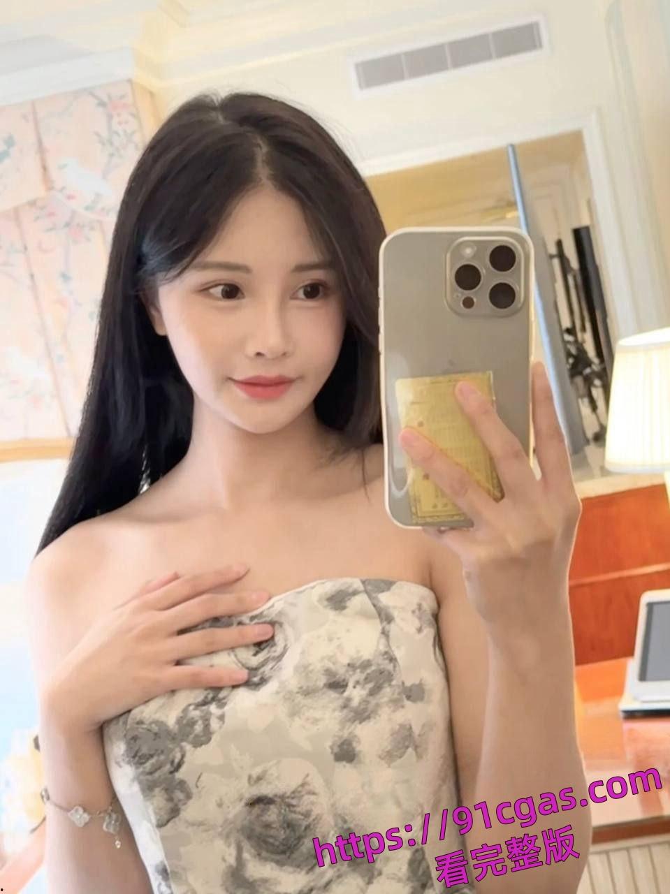 美国LA95后UCR女网红竟是ww上岸！靠着男友的钱在US读书却送逼大哥