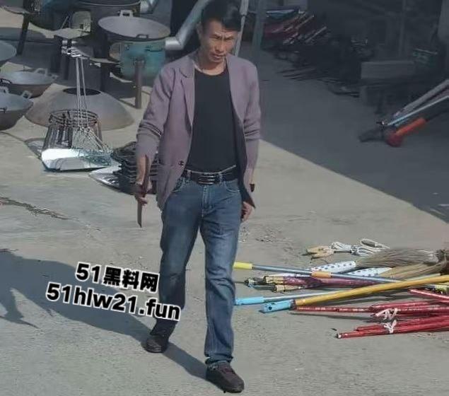 云南保山出租车司机遭乘客劫杀，凶手夺车而逃焚车自杀，嫌犯遗体被村民上山干活时发现。