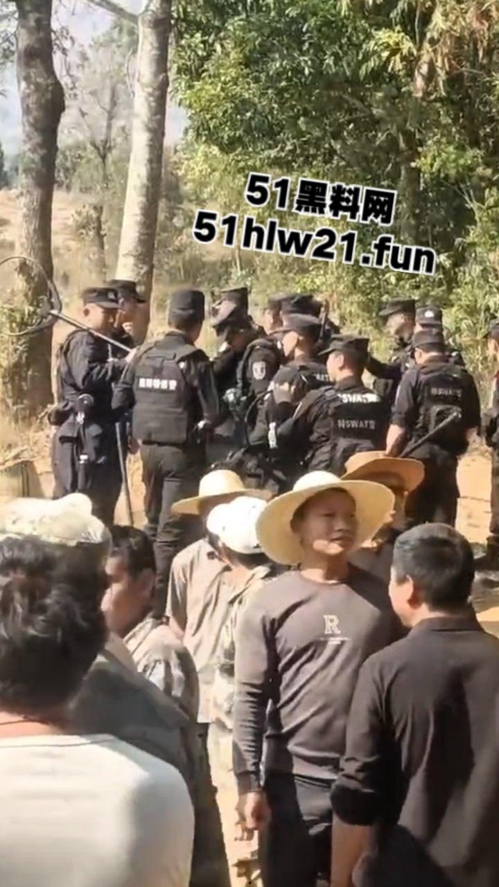 云南保山出租车司机遭乘客劫杀，凶手夺车而逃焚车自杀，嫌犯遗体被村民上山干活时发现。