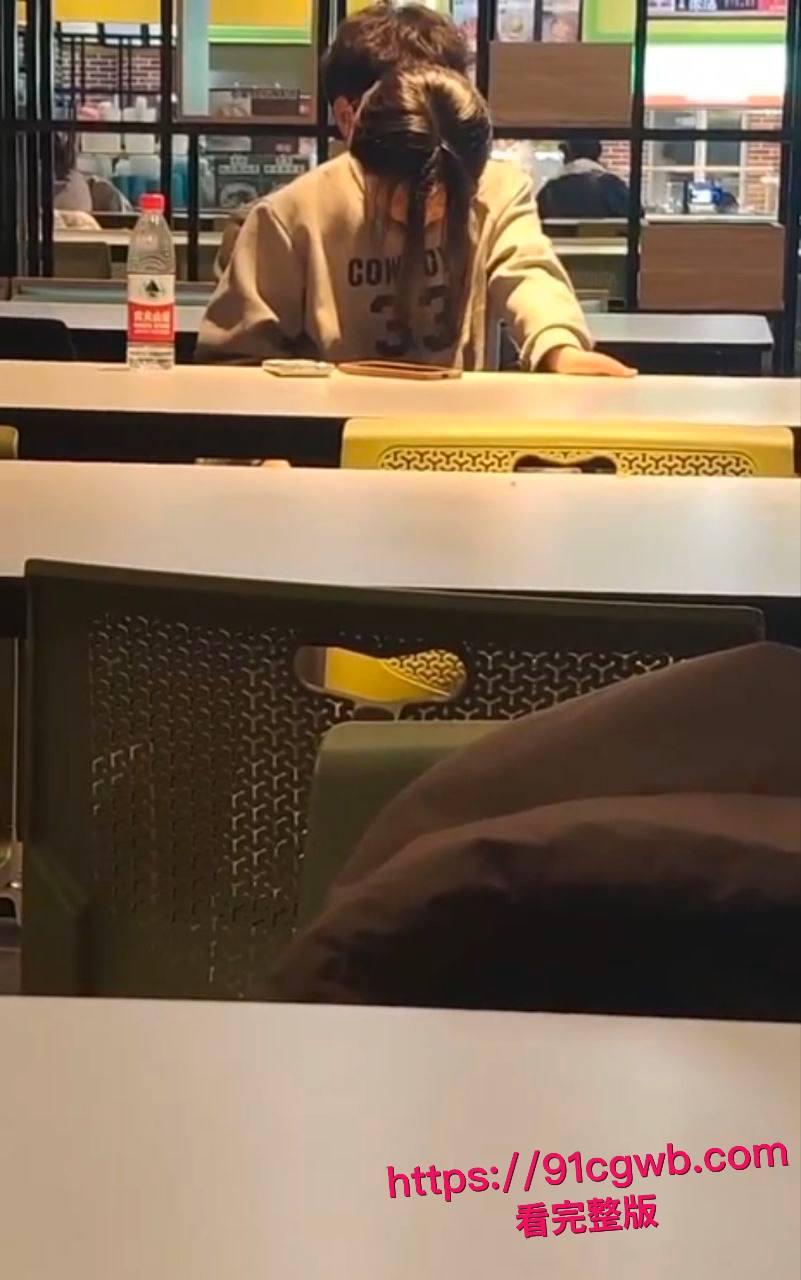 年轻人还是玩得花！大学生情侣在餐厅竟然公然做爱 饥渴妹子主动坐上男友鸡巴被老六全程拍下 ！