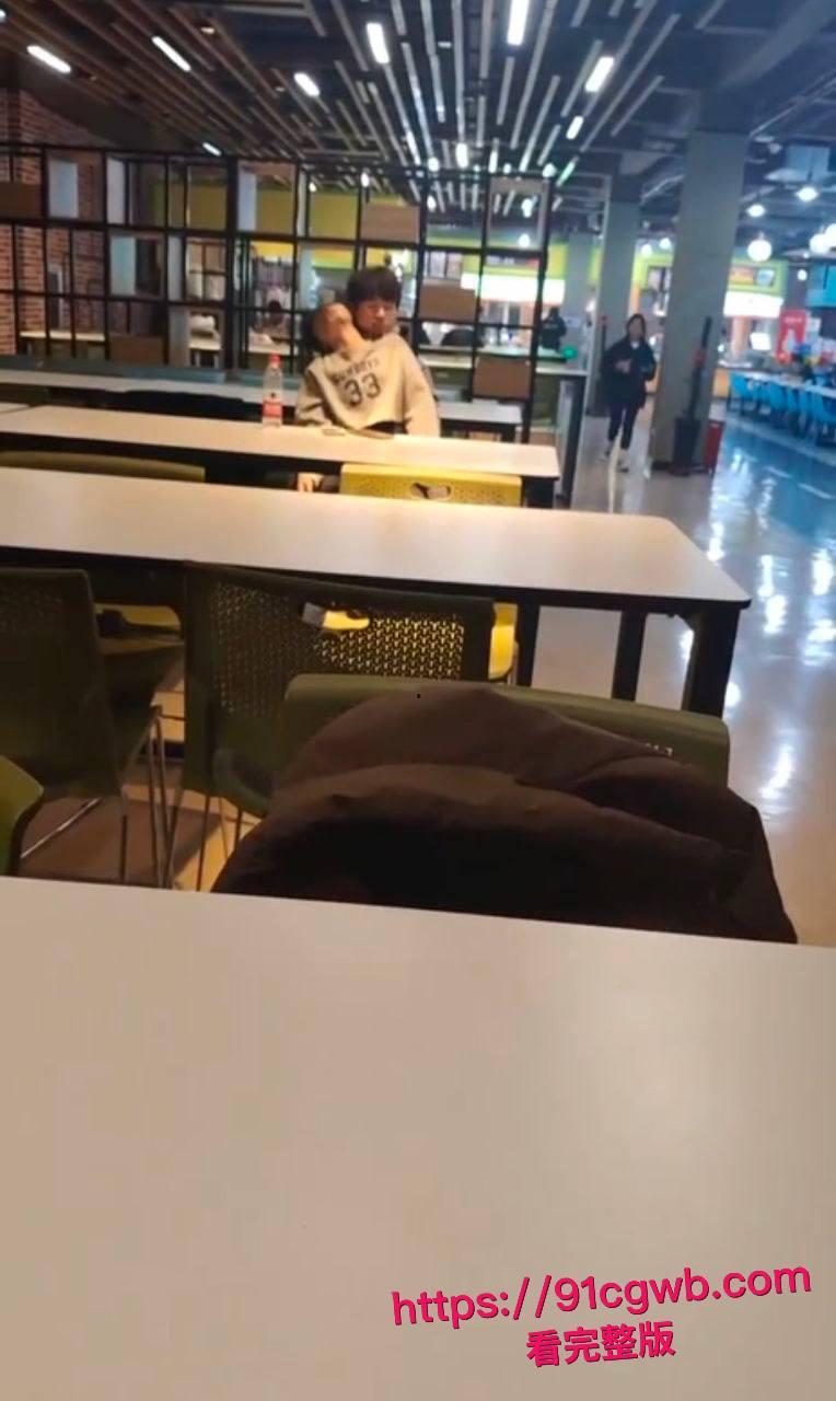 年轻人还是玩得花！大学生情侣在餐厅竟然公然做爱 饥渴妹子主动坐上男友鸡巴被老六全程拍下 ！