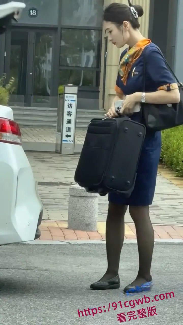 大神潜入东航空姐宿舍窗外偷窥多位空姐日常生活洗澡换衣服重磅泄密