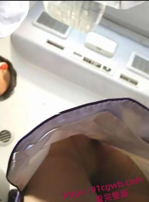 大神潜入东航空姐宿舍窗外偷窥多位空姐日常生活洗澡换衣服重磅泄密-5