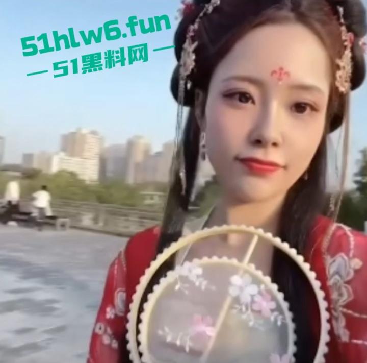 成都极品骚妻【范梓幄】在家是良家人妻，私下却下海卖逼竟是被老公逼着做鸡，只为还贷款养家。-11