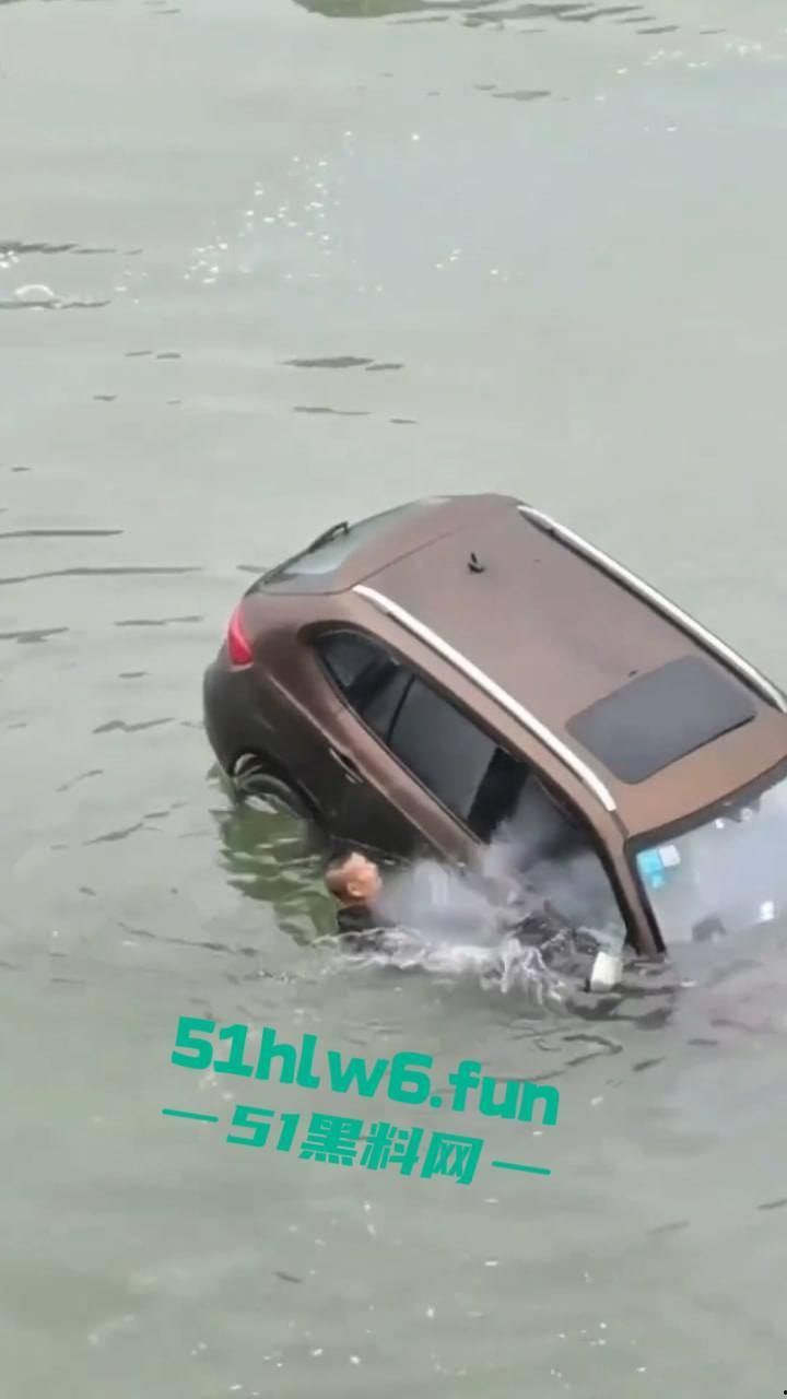 内江市东兴区坠河事故，新江路与临江路路口 一辆汽车失控，冲出护栏坠入河中两人死亡一人获救。