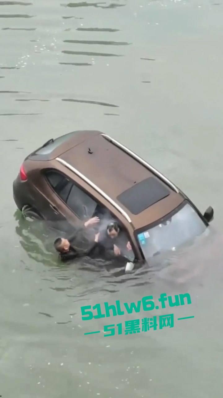 内江市东兴区坠河事故，新江路与临江路路口 一辆汽车失控，冲出护栏坠入河中两人死亡一人获救。