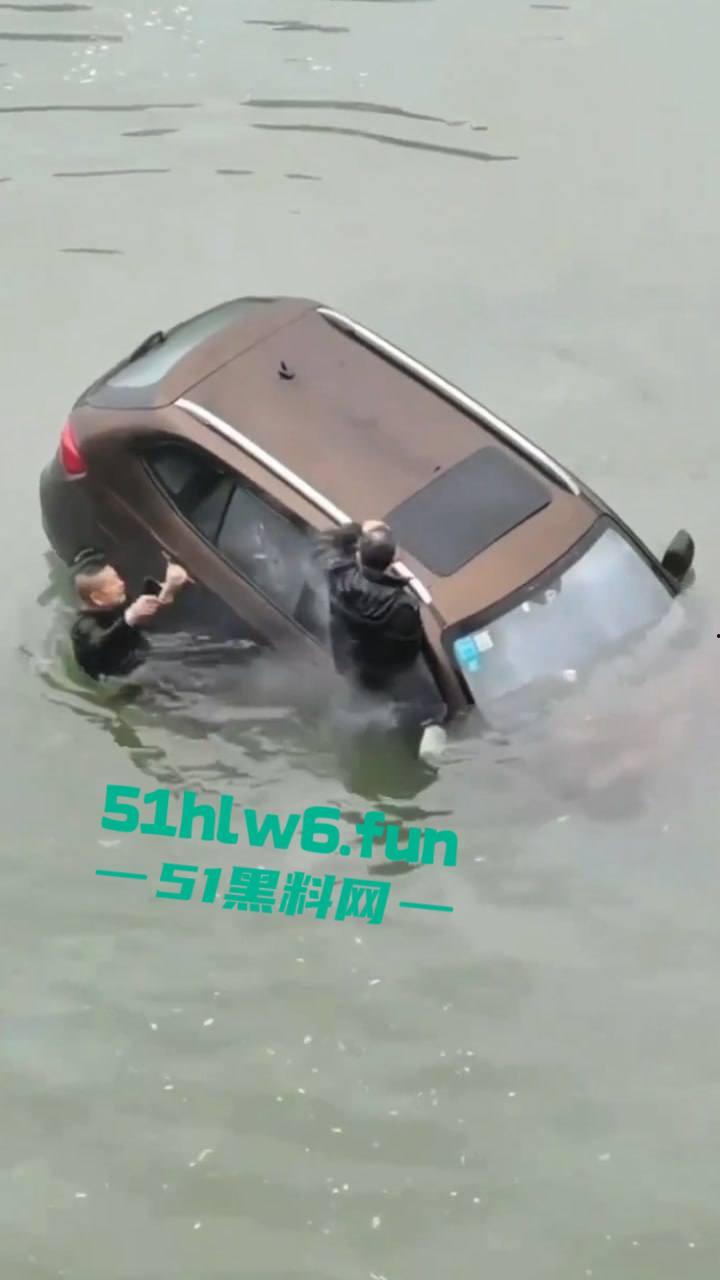 内江市东兴区坠河事故，新江路与临江路路口 一辆汽车失控，冲出护栏坠入河中两人死亡一人获救。