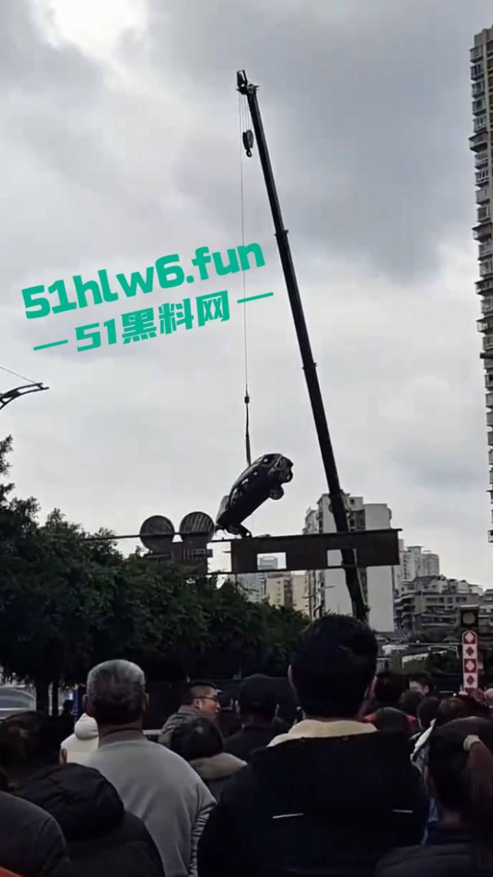 内江市东兴区坠河事故，新江路与临江路路口 一辆汽车失控，冲出护栏坠入河中两人死亡一人获救。-6